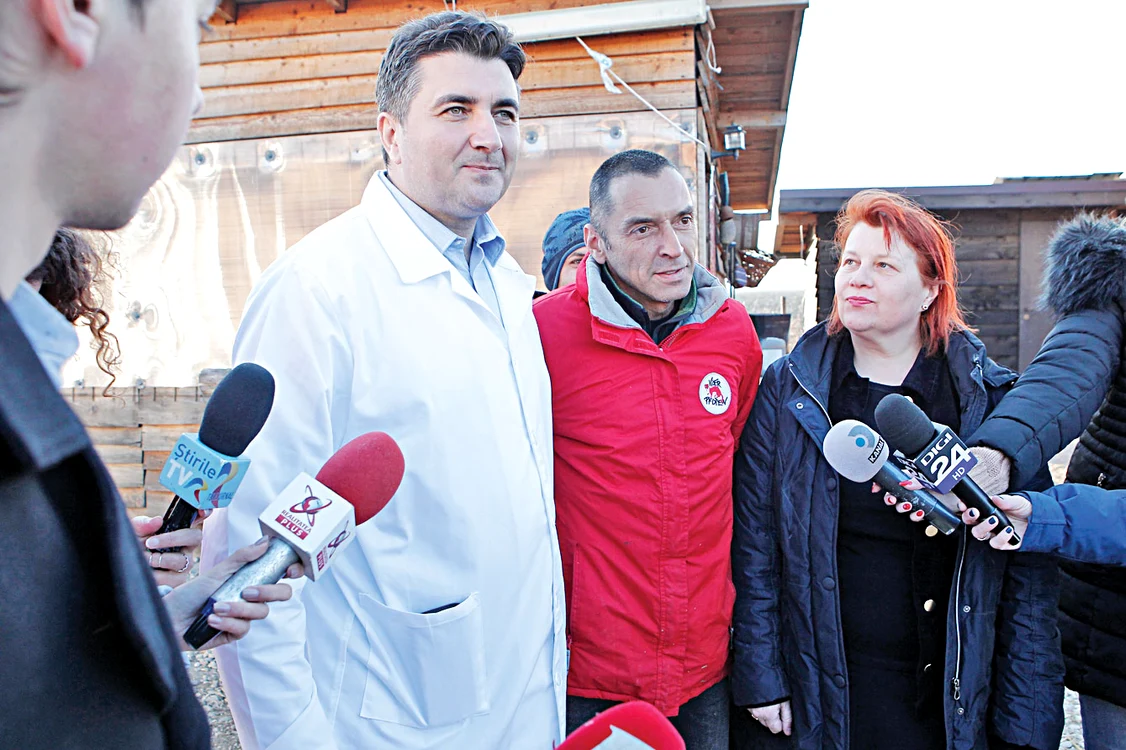 Robert Chioveanu, președintele ANSVSA,  Kuki Bărbuceanu de la Asociația ARCA și  dr. Alina Ciurea sunt mulțumiți de starea animalelor 