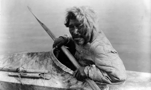 Inuit fotografiat în 1929 de Edward S. Curtis (© Wikimedia Commons)