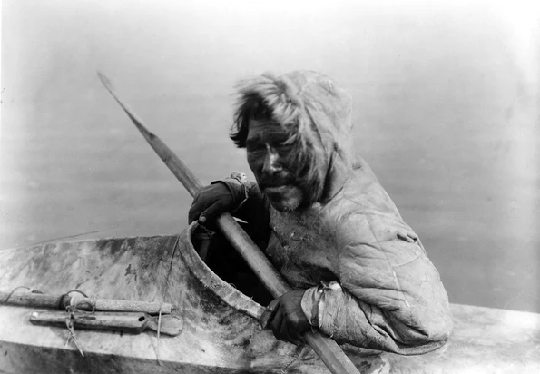 Inuit fotografiat în 1929 de Edward S. Curtis (© Wikimedia Commons)