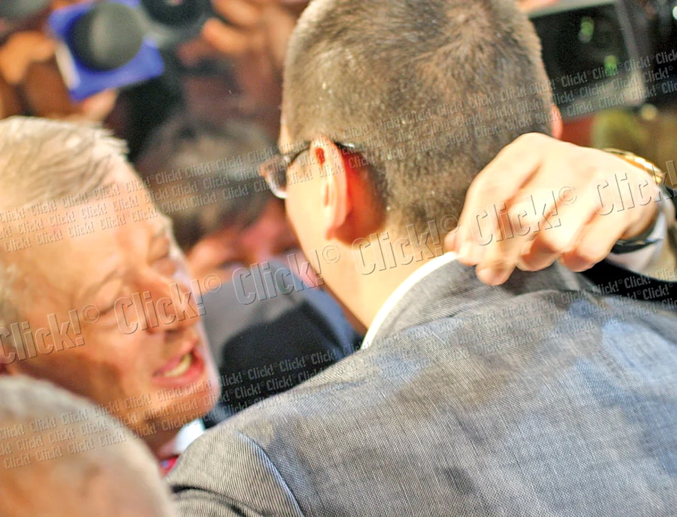 
    Sorin Oprescu a dat frâu liber bucuriei  când i-a văzut pe Victor Ponta şi Crin Antonescu (foto: Mihai Ionescu)  