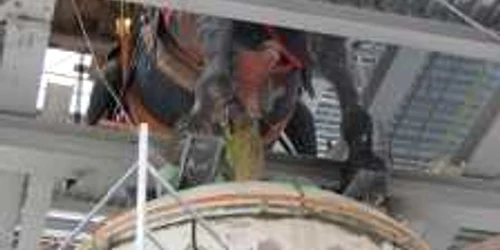 Muncitorii au turnat ieri ultimul strat de beton pe soclu.