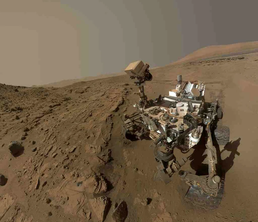 
    Silueta unei femei a fost surprinsă pe Marte de robotul Curiosityfoto: NASA/Metro  