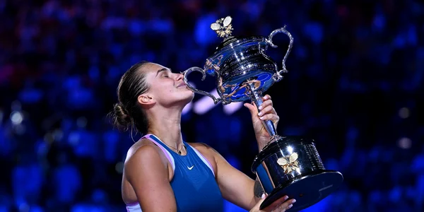 Aryna Sabalenka cu trofelul la Australian Open 2023 Foto Gettyimages