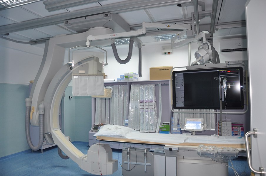 Achiziția unui aparat vital pentru sute de pacienți cardiaci, blocată din cauza șicanelor dintre două instituții publice