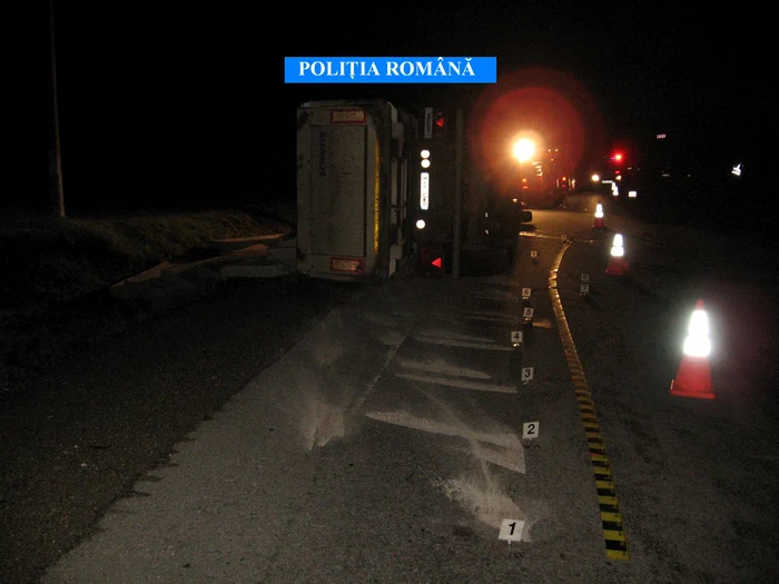 Şoferul a murit iar soţia sa a fost rănită grav după ce camionul cu dale din beton s-a răstunat la Măldăreşti-Vâlcea
