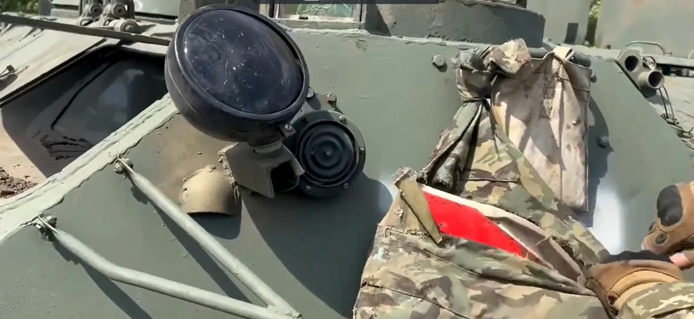 Ucrainenii au găsit bucăți de metal ruginite în vestele antiglonț rusești. FOTO: Captură Video 