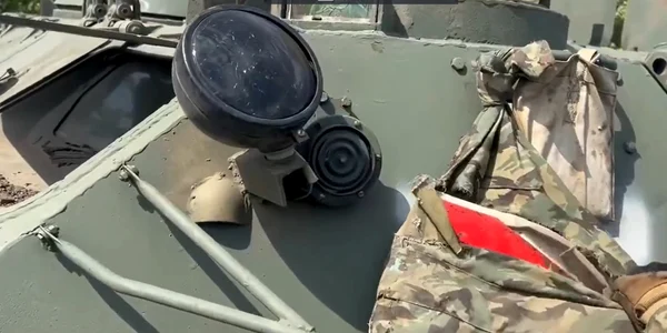 Ucrainenii au găsit bucăți de metal ruginite în vestele antiglonț rusești FOTO Captură Video  jpg