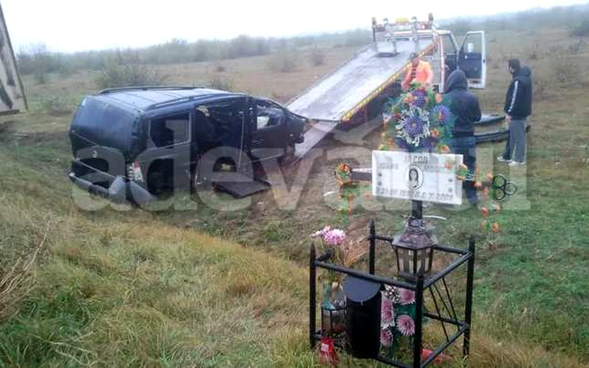 Maşina în care se aflau cei cinci teleormăneni a ajuns pe un câmp FOTO: Iulian Bunilă
