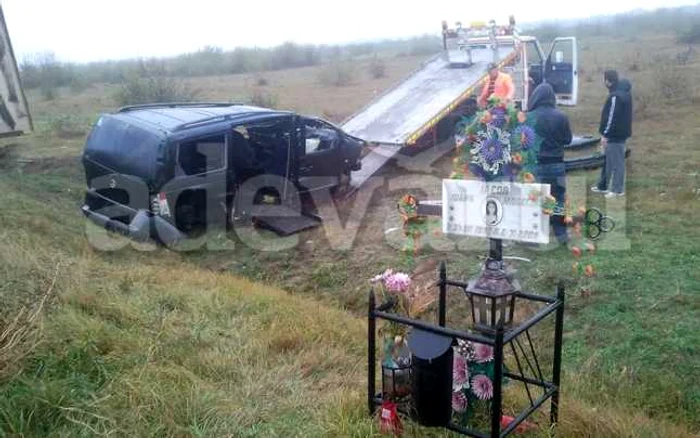 Maşina în care se aflau cei cinci teleormăneni a ajuns pe un câmp FOTO: Iulian Bunilă