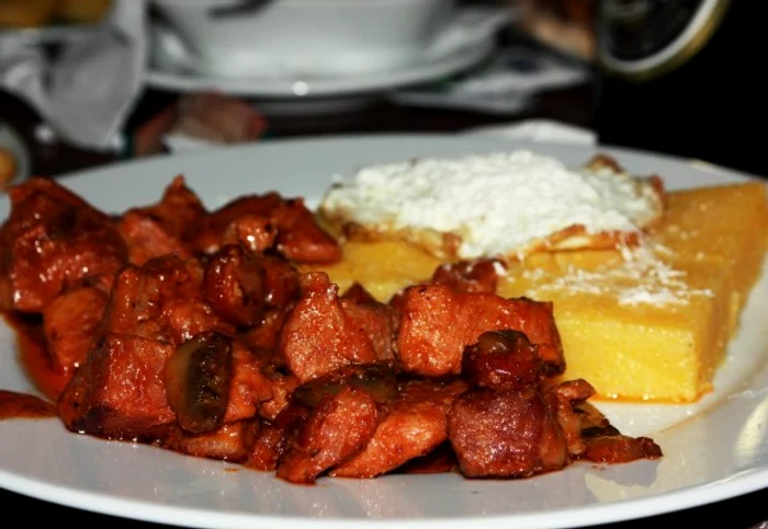 
    De la o masa traditional romaneasca nu poate lipsi mamaliguta cu branza si carnati si oua ochiuriclickpoftabuna.ro  