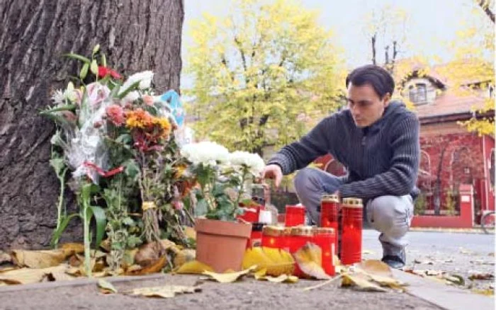 Adrian Mitran, coleg cu taximetristul mort, îi aprinde acestuia lumânări