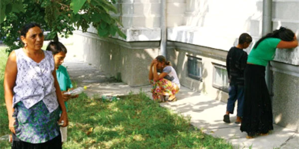 Familiile celor arestaţi au ameninţat că îşi dau foc