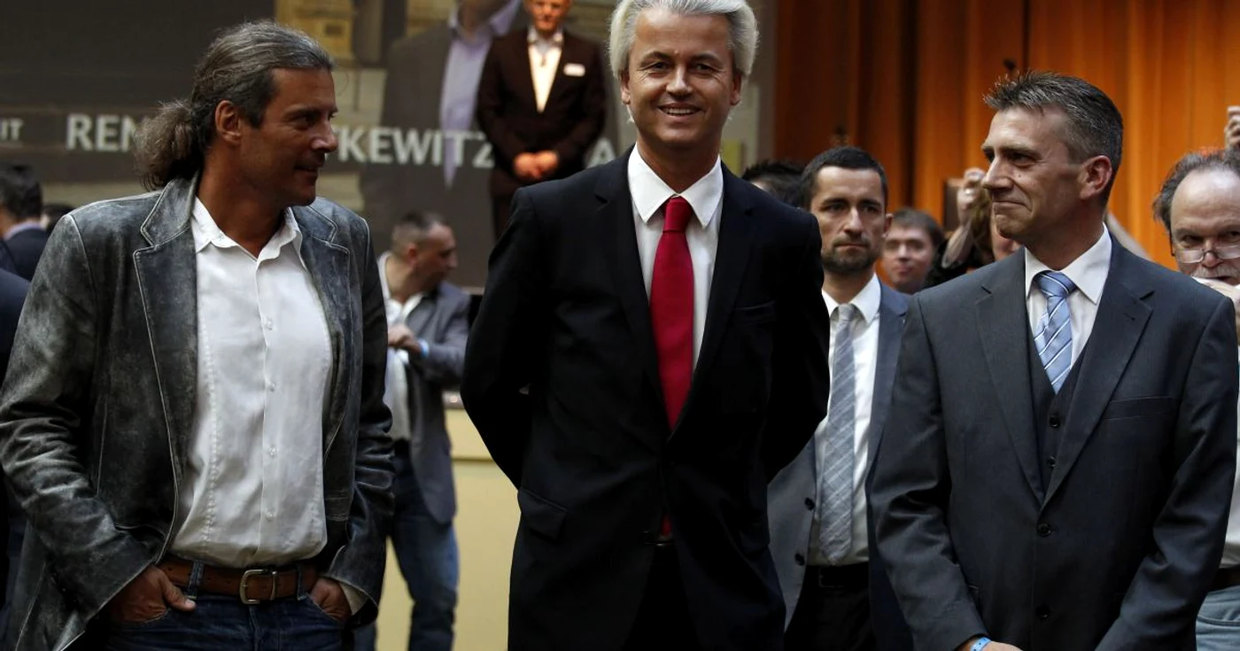 Geert Wilders (centru) promovează replici ale Partidului său şi în străinătate
