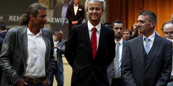 Geert Wilders (centru) promovează replici ale Partidului său şi în străinătate