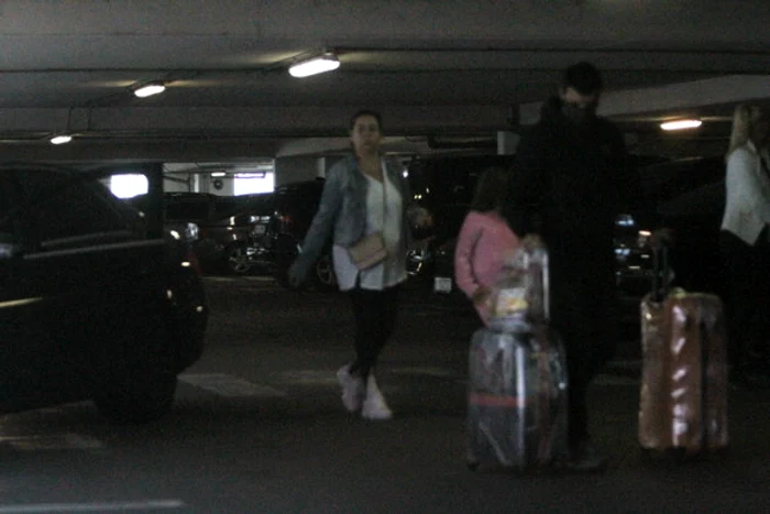 Le-a încărcat bagajele, apoi le-a condus la vila din Pipera