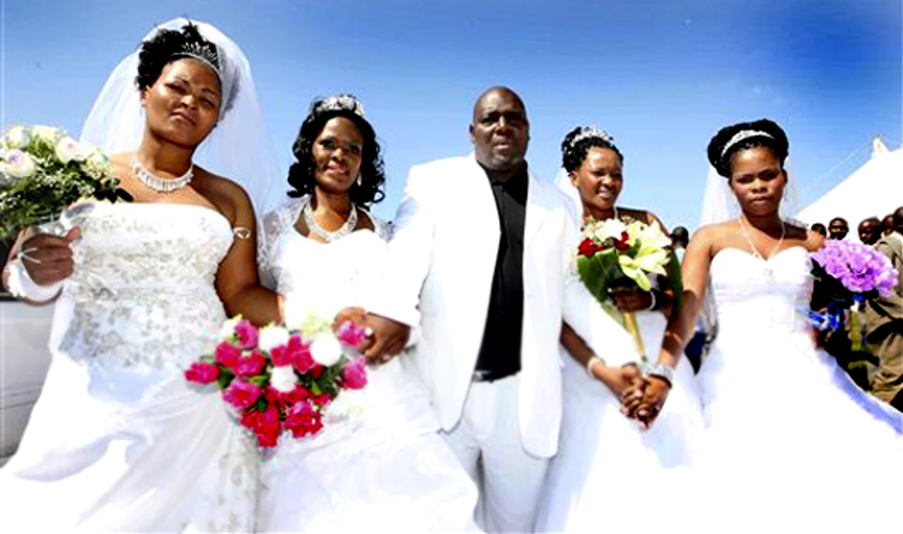 
    Milton Mbhele, alături de cele patru mirese: Happiness, Thobile, Simangele şi Zanele  