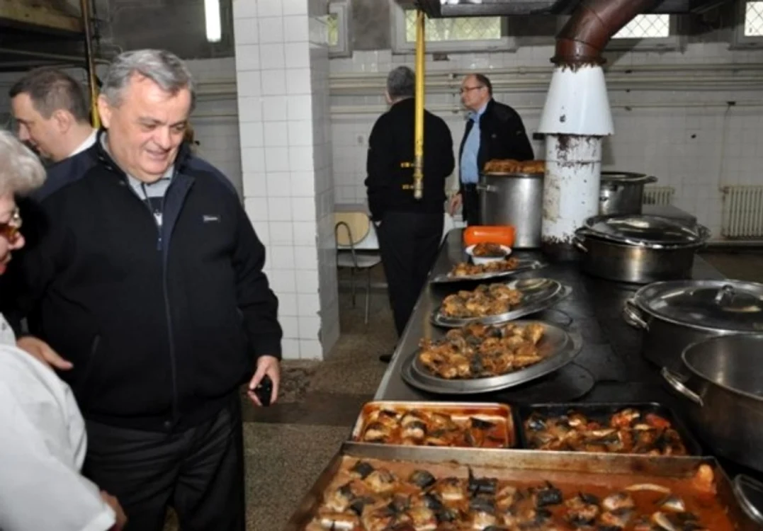 Primarul sectorului 2, Neculai Onţanu, a văzut şi el cum se prepară hrana bolnavilor