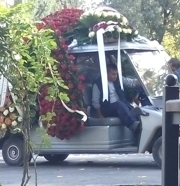 Zeci de coroane au fost depuse la mormântul unchiului lui Bobby Păunescu