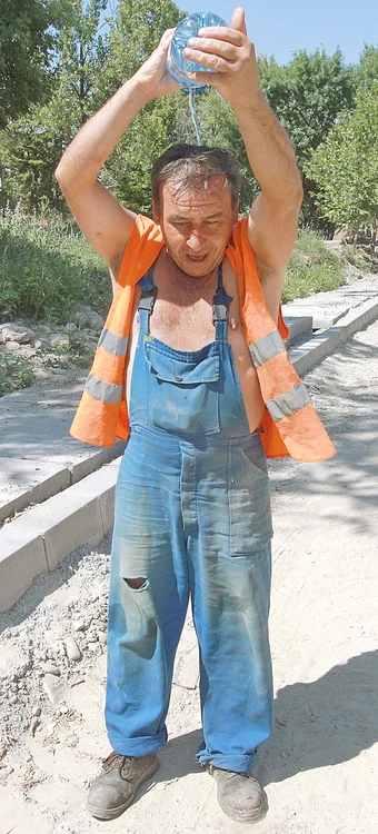 "Apa asta face minuni. Aşa mă mai răcoresc puţin"