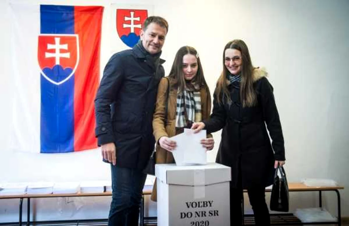 Igor Matovic, liderul partidului Oameni obişnuiţi şi personalităţi independente, cu fiica şi soţia la vot