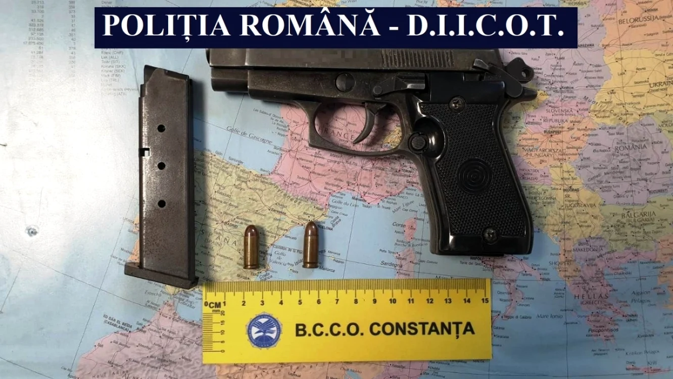 Pistol descoperit la percheziţii foto: IPJ Constanţa