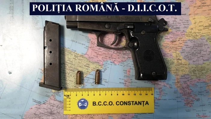 Pistol descoperit la percheziţii foto: IPJ Constanţa