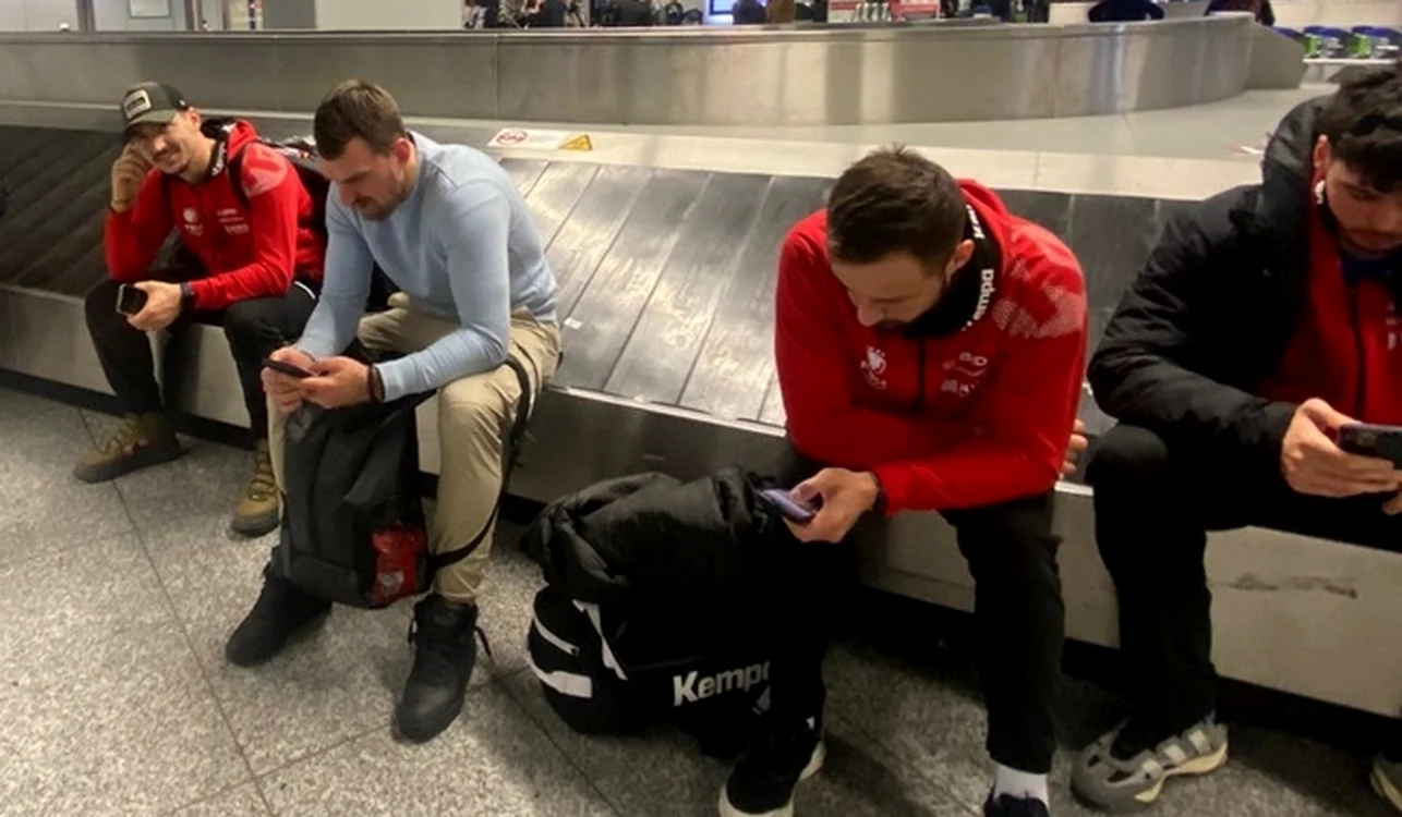 Naționala de handbal, blocată pe aeroportul din Frankfurt (FOTO: Facebook)