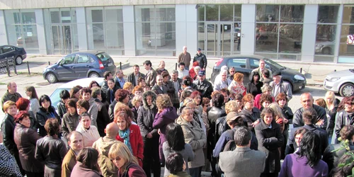 Angajaţii de la Finanţe au ieşit în stradă să-şi ceară drepturile