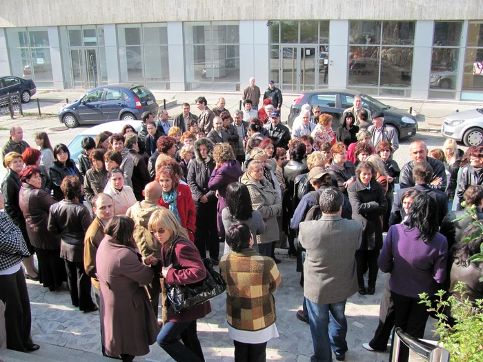 Angajaţii de la Finanţe au ieşit în stradă să-şi ceară drepturile