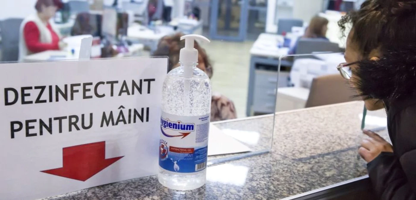 La fiecare ghişeu al Primăriei din Galaţi a fost pus dezinfectant FOTO PM Galaţi