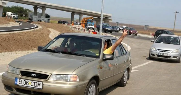 „Fraţilor, am învins!“. Şofer fericit pe Autostrada Soarelui FOTO Adevărul Constanţa
