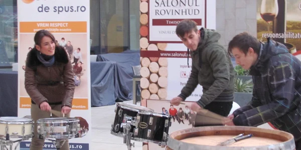 Mini-concert de percuţie pe strada pietonală FOTO Ştefan Both