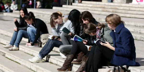 Tot mai puţini adolescenţi aleg să-şi petreacă timpul citind cărţi