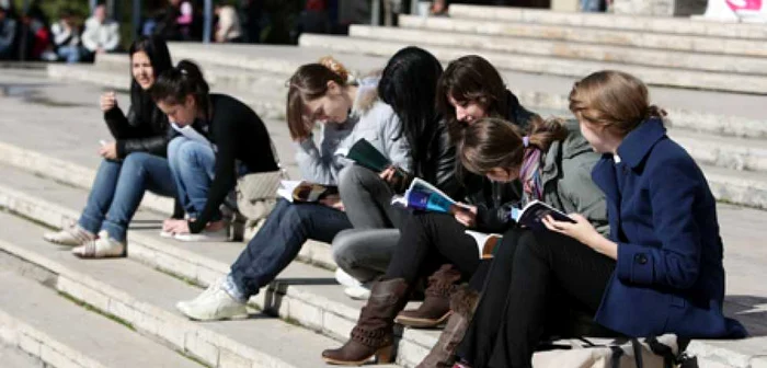 Tot mai puţini adolescenţi aleg să-şi petreacă timpul citind cărţi