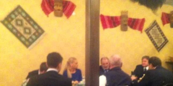Fostul tenisman s-a simţit bine la cină. Fotografie făcută cu telefonul mobil de un client al restaurantului