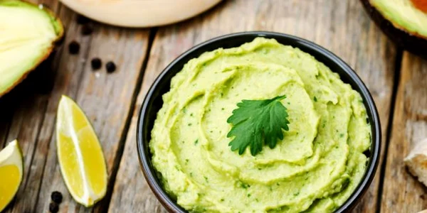 pasta humus avocado si cimbru
