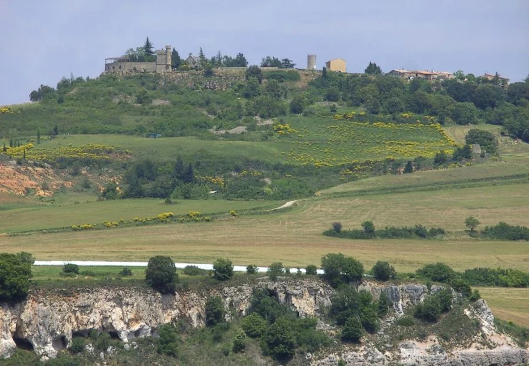 Rennes-le-Chateau se află pe culmea unui deal. Astăzi e obiectiv istoric, dar în epoca vizigotă (după anul 400) aici locuiau circa 30.000 de oameni