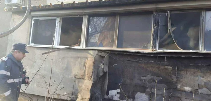 Balconul s-a aprins din cauza unor bunuri incendiate, depozitate de oamenii străzii FOTO: ISU Olt