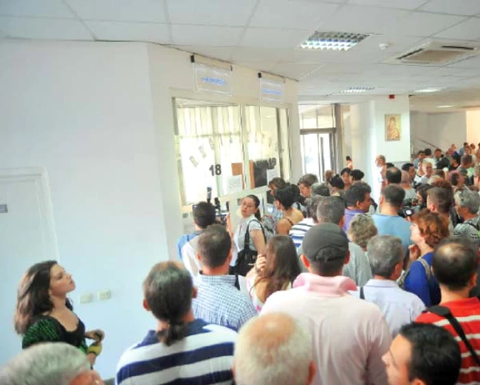 Majorarea se va aplica şi în cazul taxelor pentru eliberarea certificatelor, avizelor şi autorizaţiilor, pentru eliberarea şi preschimbarea actelor de identitate, pentru înmatricularea autovehiculelor, pentru eliberarea titlurilor de proprietate