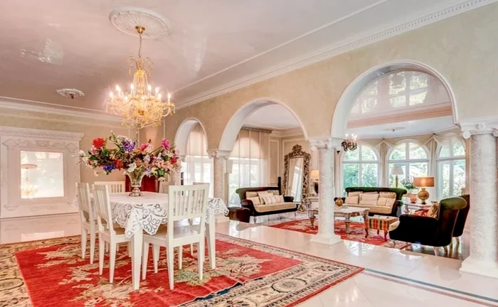 Living spațios, mobilat elegant