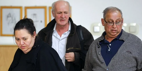 Lucia Seifert (stânga) şi Petru Jurj (dreapta) sunt acuzaţi de înşelăciune, şantaj, falsuri şi ameninţări