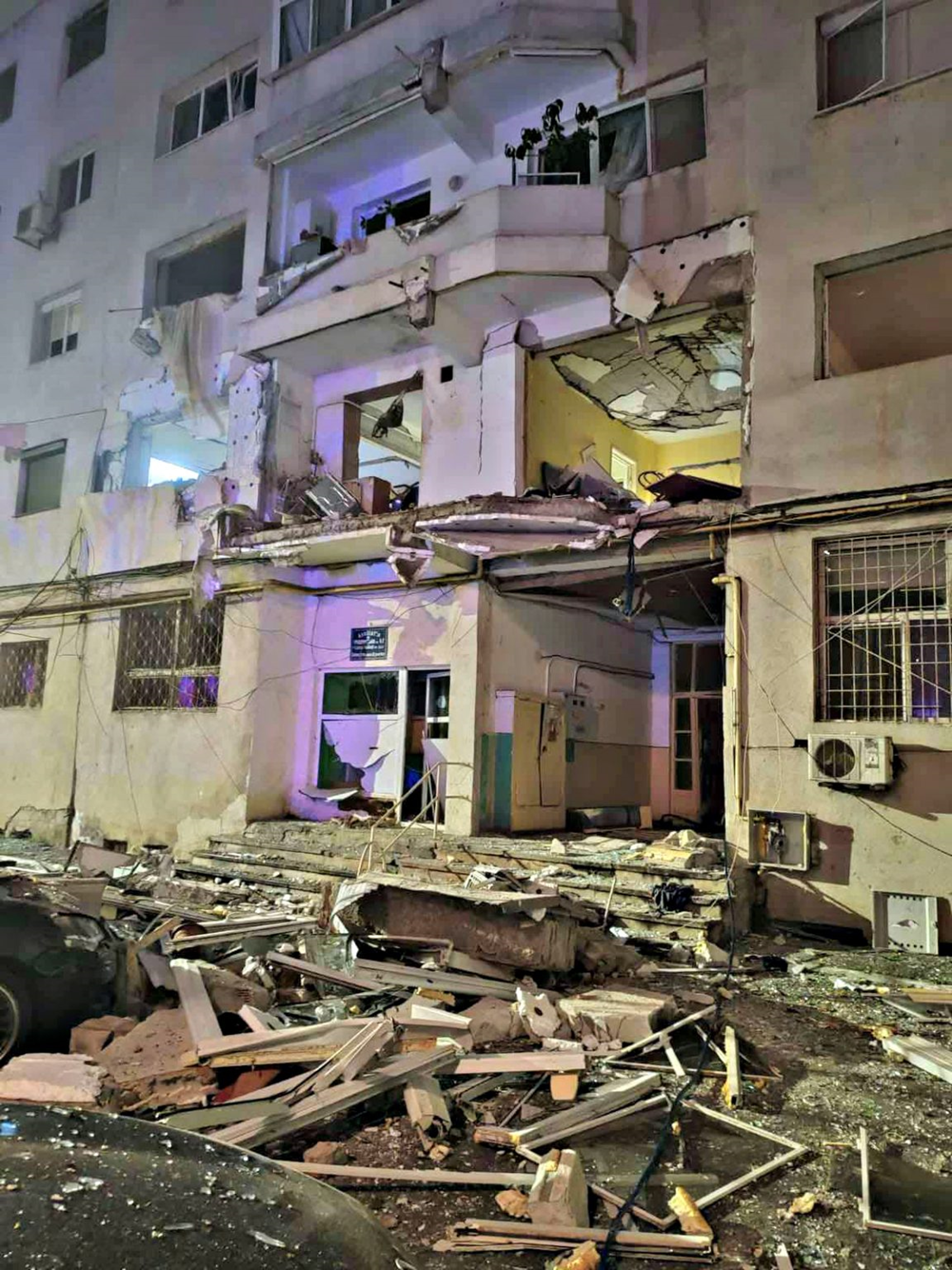 Explozia a afectat 16 apartamente, 7 mașini, o gradinită. Sursă foto: debraila.ro