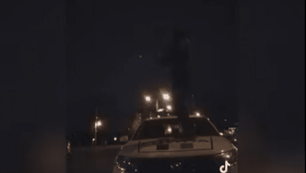 Un tânăr din Ploiești face show pe capota unei mașini de Poliție. Ce a pățit după ce a dansat manele VIDEO