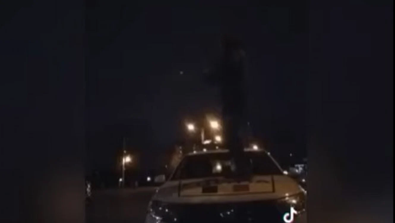 Tânărul a fost săltat de polițiști FOTO Ziarul Incomod