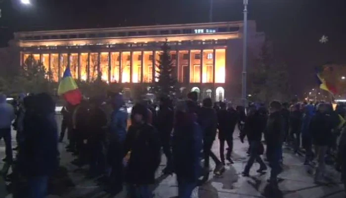 
    Jandarmii îi însoțesc pe protestatariFoto: captură video  