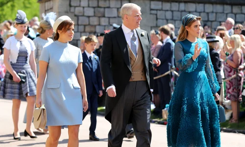 Printesa Beatrice, Printesa Eugenie si Printul Andrew in 2019, la nunta lui Harry cu Meghan. FOTO Getty Images 960049188 jpg