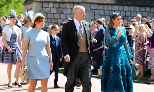 Printesa Beatrice, Printesa Eugenie si Printul Andrew in 2019, la nunta lui Harry cu Meghan. FOTO  Getty Images 960049188 jpg