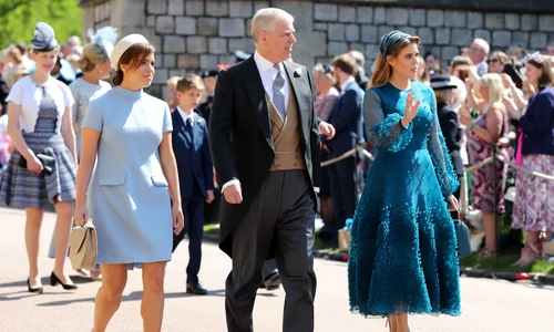 Printesa Beatrice, Printesa Eugenie si Printul Andrew in 2019, la nunta lui Harry cu Meghan. FOTO  Getty Images 960049188 jpg