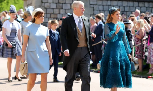 Printesa Beatrice, Printesa Eugenie si Printul Andrew in 2019, la nunta lui Harry cu Meghan. FOTO  Getty Images 960049188 jpg