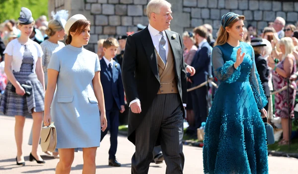 Printesa Beatrice, Printesa Eugenie si Printul Andrew in 2019, la nunta lui Harry cu Meghan. FOTO  Getty Images 960049188 jpg
